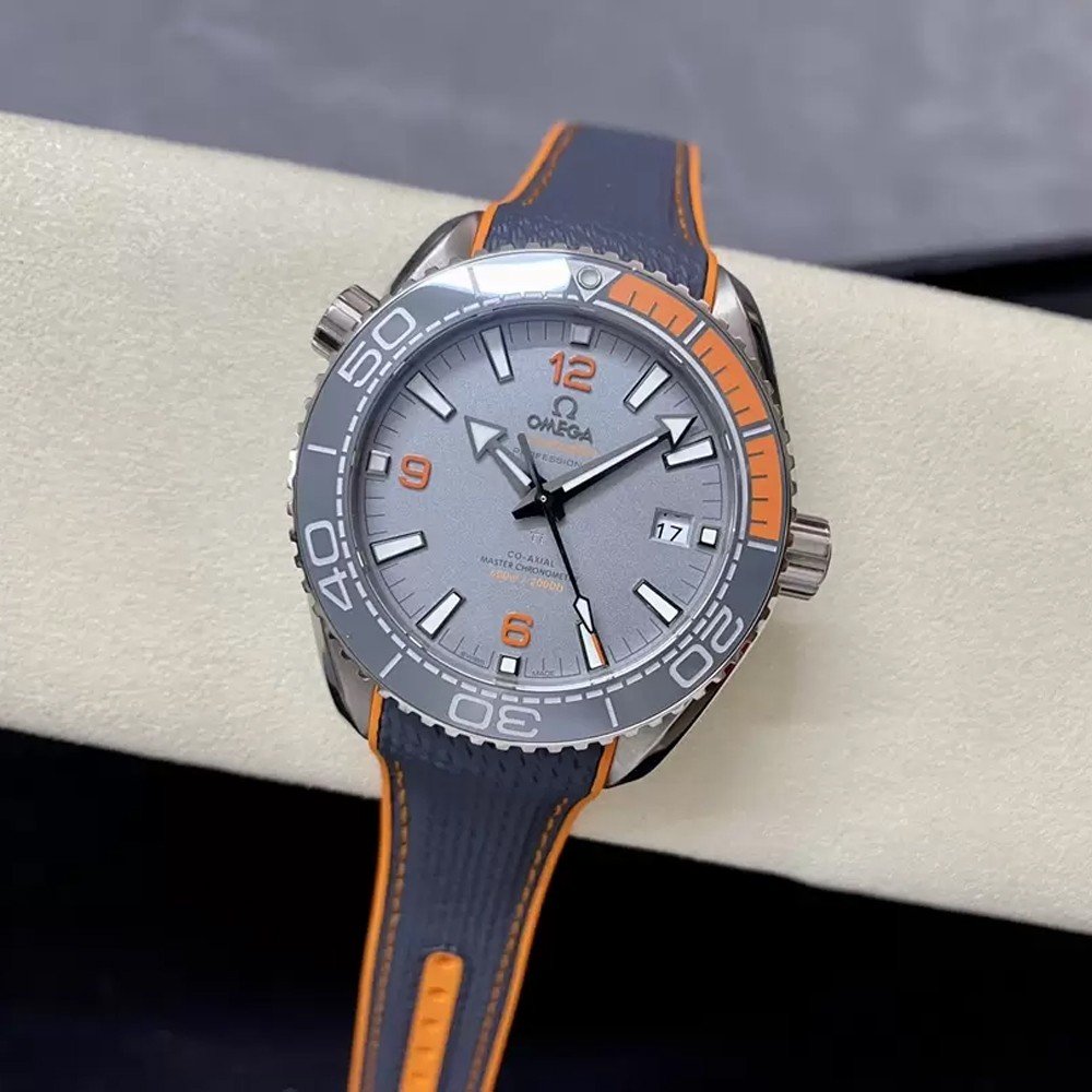 오메가 씨마스터 플래닛 오션 쿼터 오렌지 600m 그레이 티타늄 다이얼 43.5mm 215.92.44.21.99.001