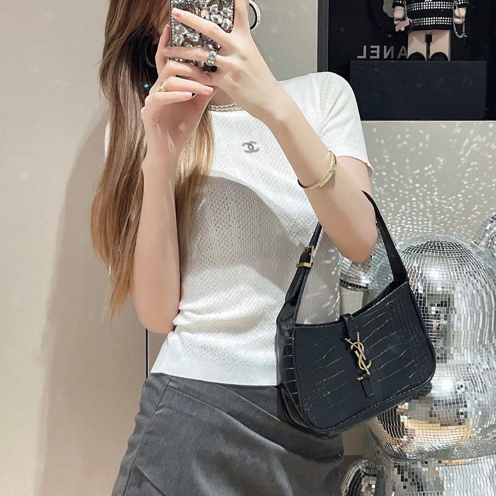 샤넬 24SS 가슴 자수로고 반팔 니트 화이트