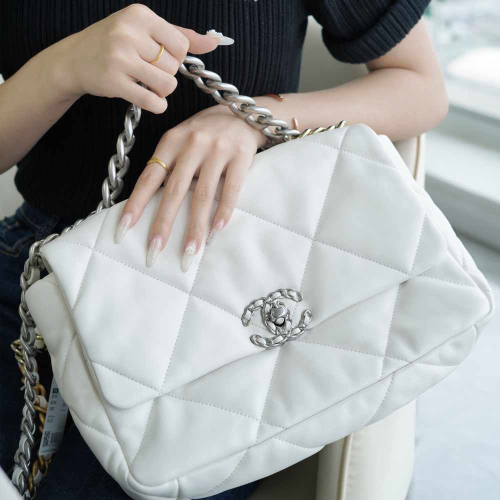 팬더샵 샤넬 19백 미듐 체인 램스킨 화이트