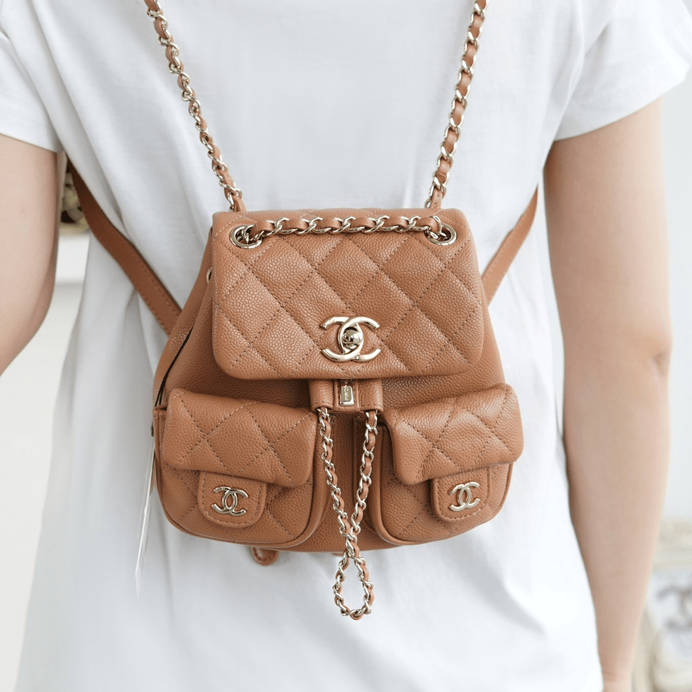 팬더샵 샤넬 23A 듀마 더블 포켓 백 스몰 카라멜