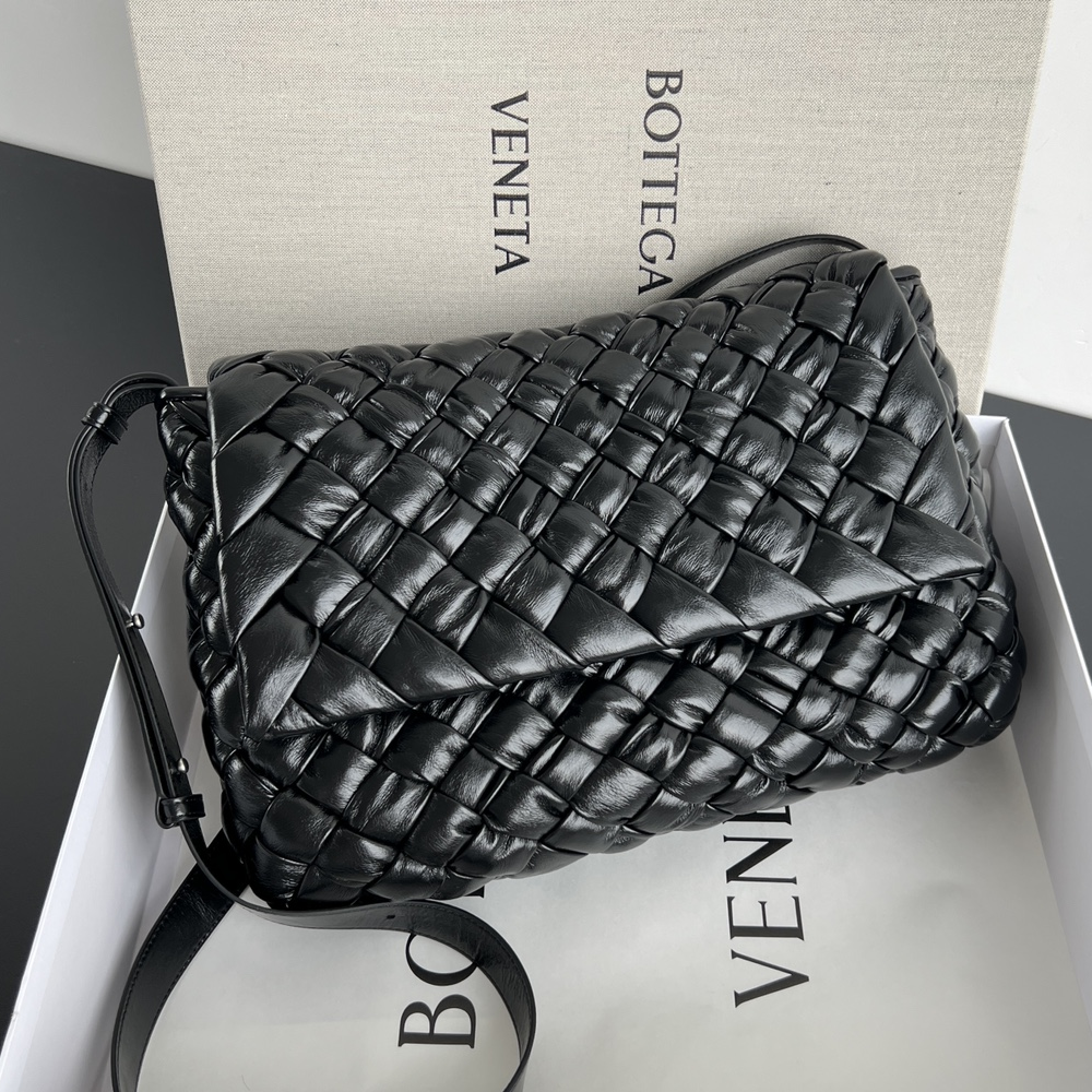 보테가베네타 럼플 메신저백 블랙 776519