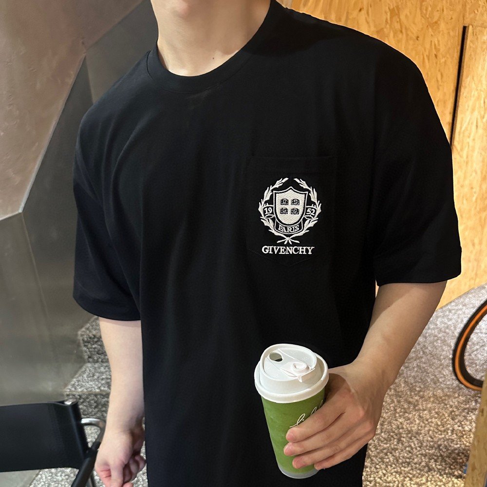 지방시 24SS 포켓 자수로고 반팔 티셔츠