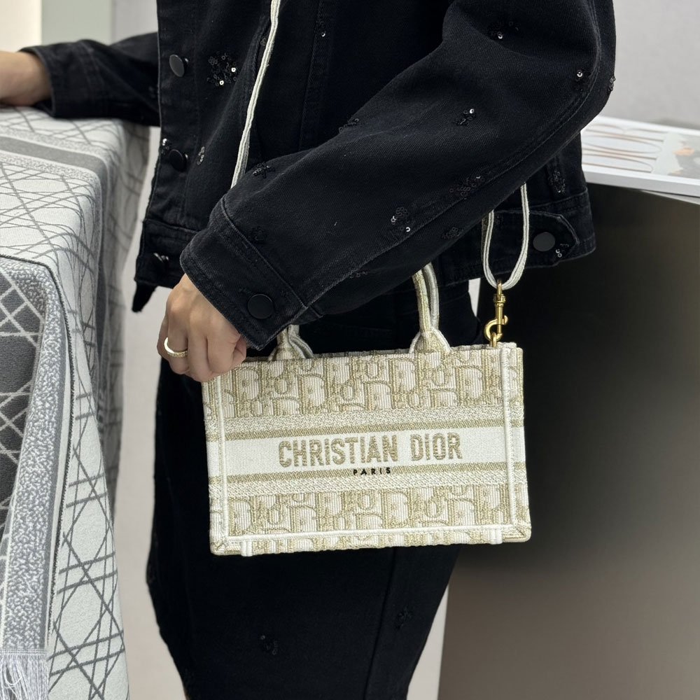 디올 북 토트 스트랩 백 미니 뜨왈 드 주이 리버스 화이트 골드