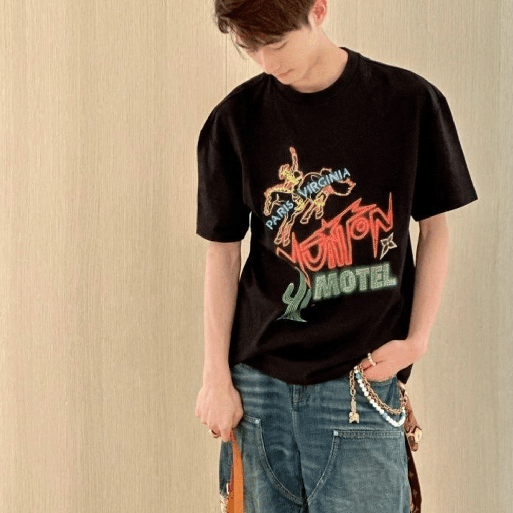 루이비통 남성 티셔츠 그래픽 엘벨리시드 코튼 블랙 1AFXNE