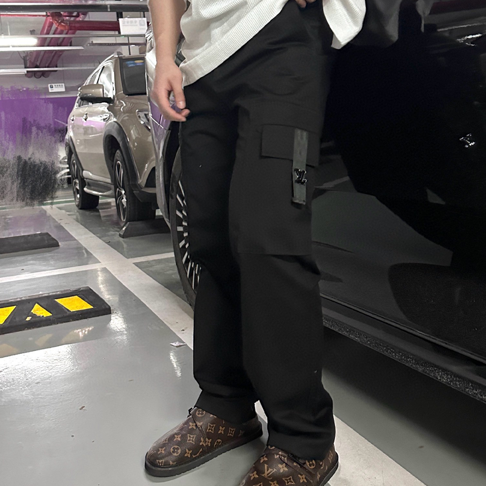 루이비통 24SS 자수로고 카고 팬츠