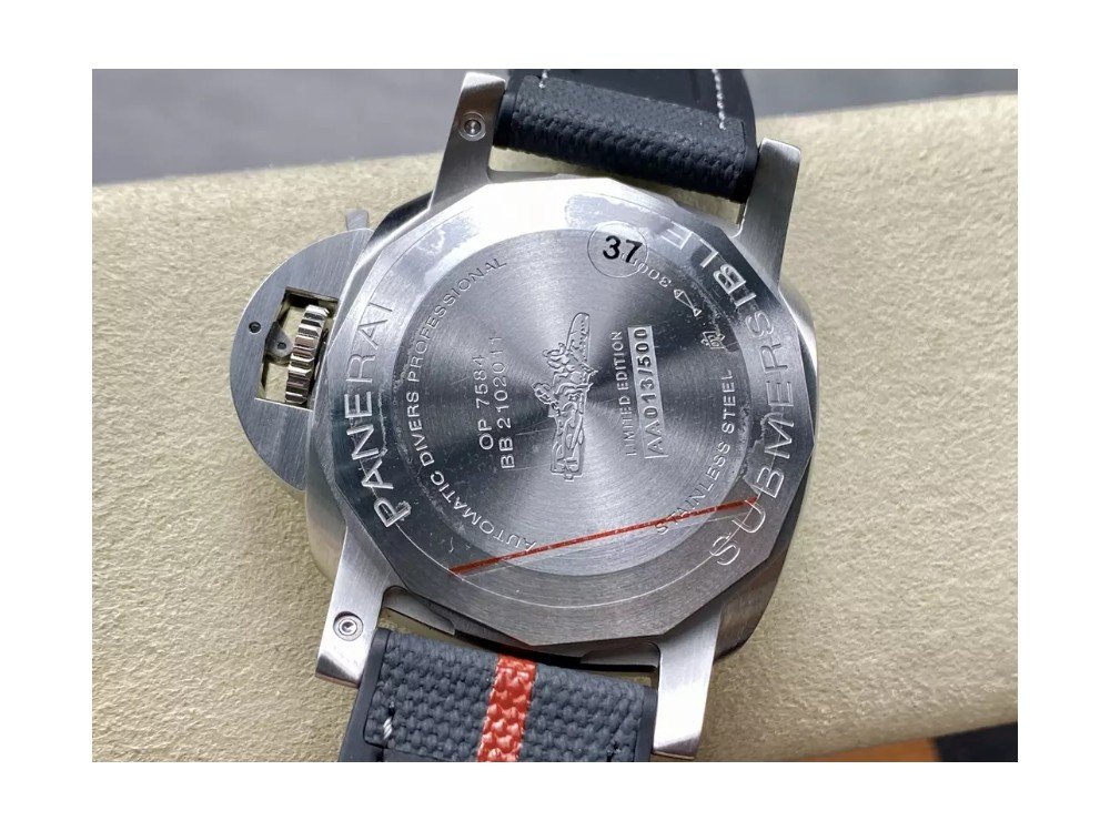 파네라이 섭머저블 루나로사 화이트 다이얼 42mm PAM1579