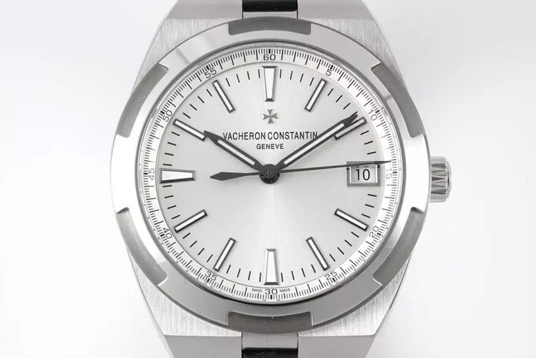 바쉐론 콘스탄틴 오버시스 실버 다이얼 러버 스트랩 41mm 4500V/110A-B126