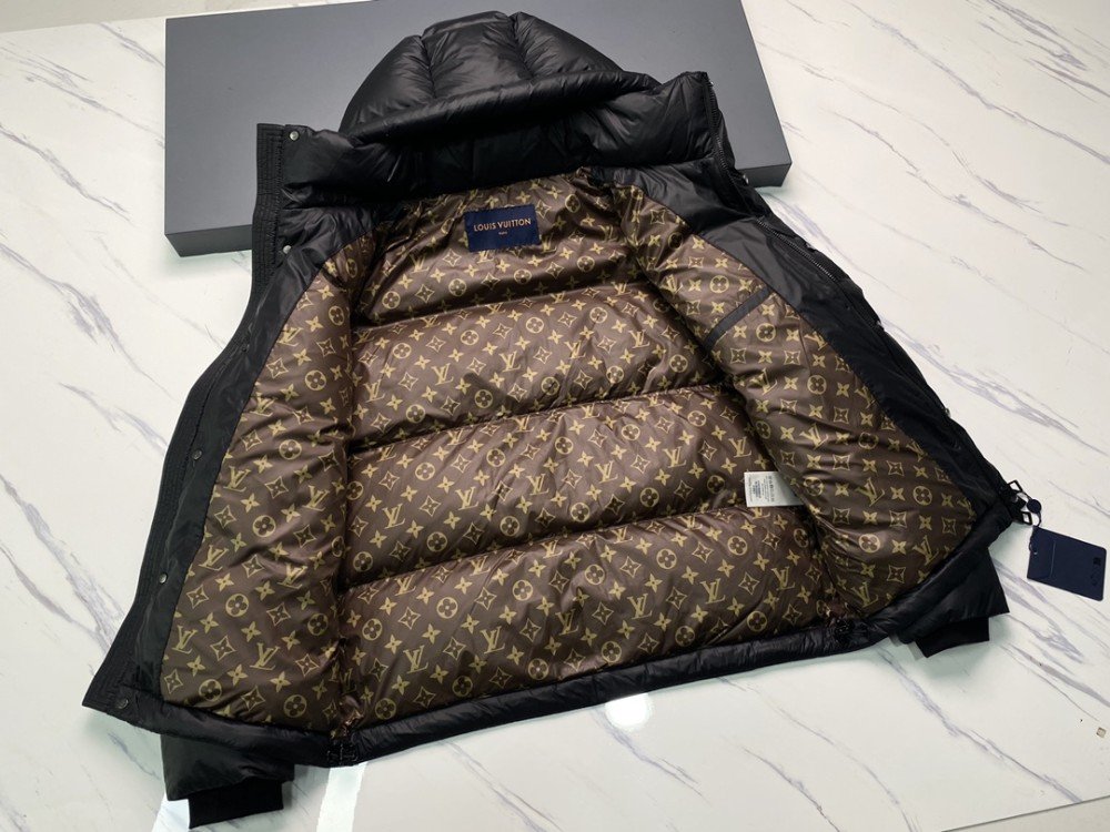 루이비통 24FW 패치 숏 다운 후드 패딩