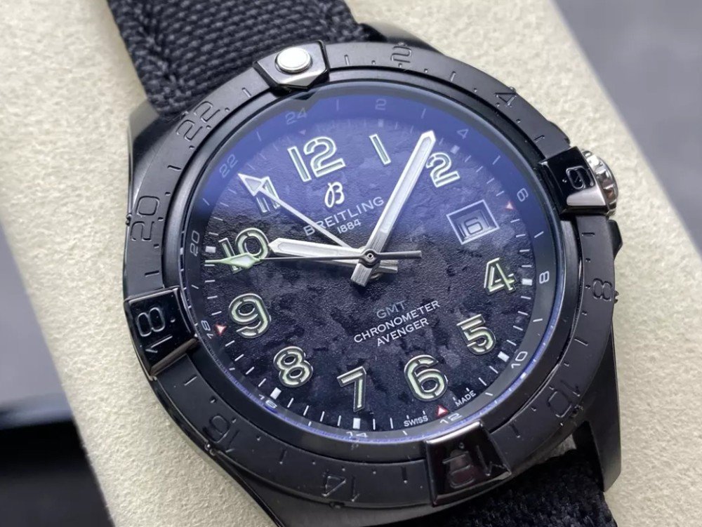 브라이틀링 어벤저 오토매틱 GMT 베스트 에디션 블렉 데일 다이얼 나일론 스트랩 44mm