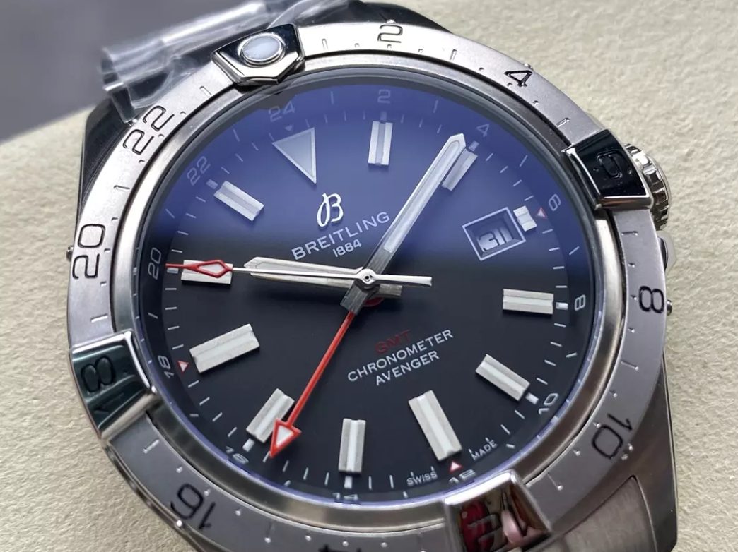 브라이틀링 어벤저 오토매틱 GMT 베스트 에디션 레드 다이얼 SS 브레이슬릿 44mm