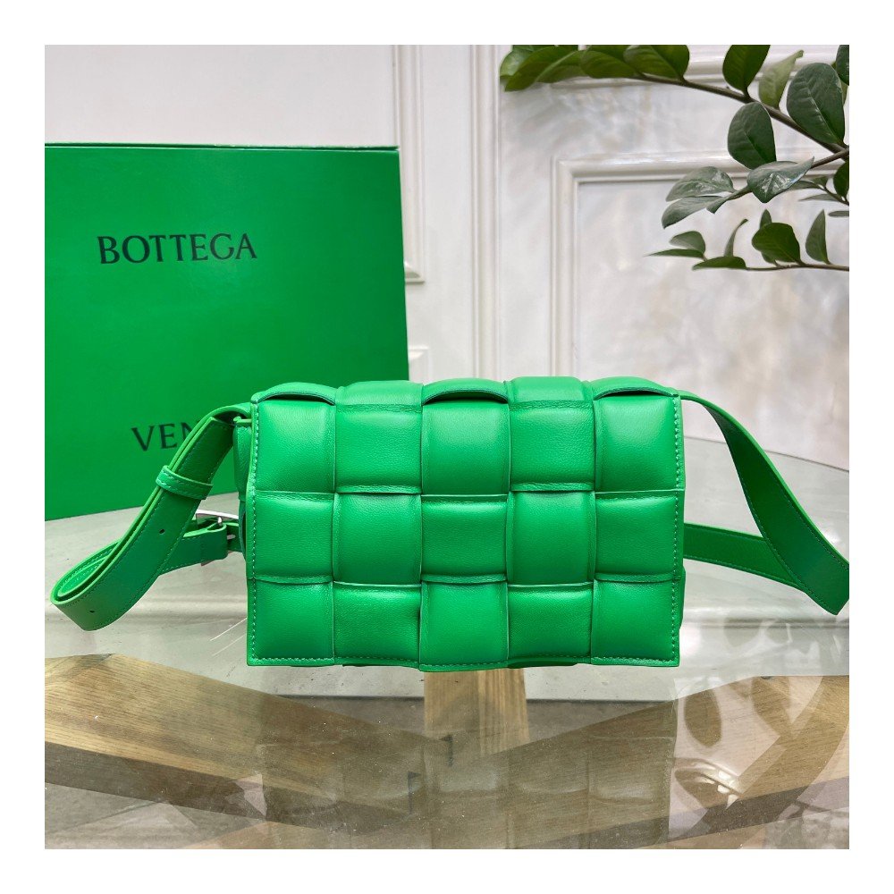 보테가베네타 22SS 인트레치아토 패딩카세트 숄더 백 그린