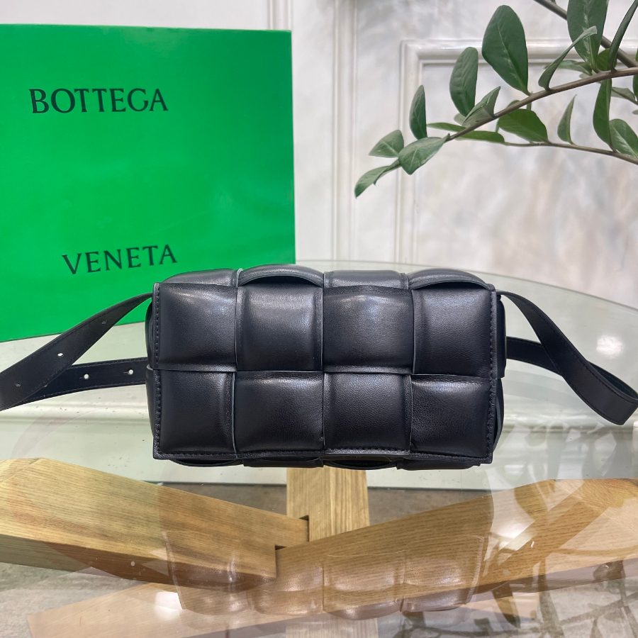 보테가베네타 미니 카세트백 블랙