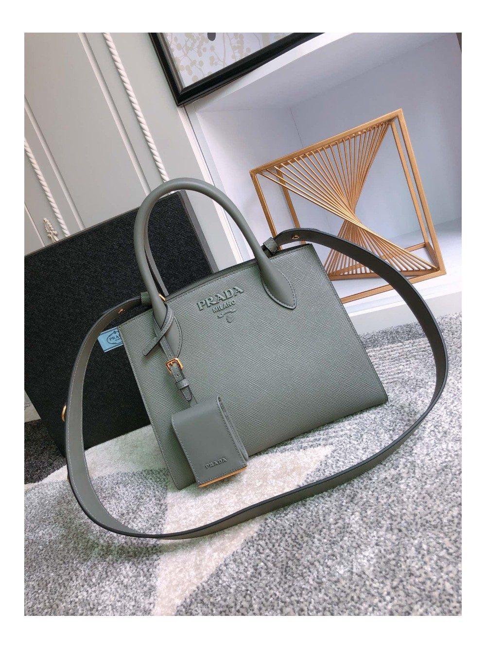 프라다 모노크롬 소형 사피아노 백 슬레이트 그레이