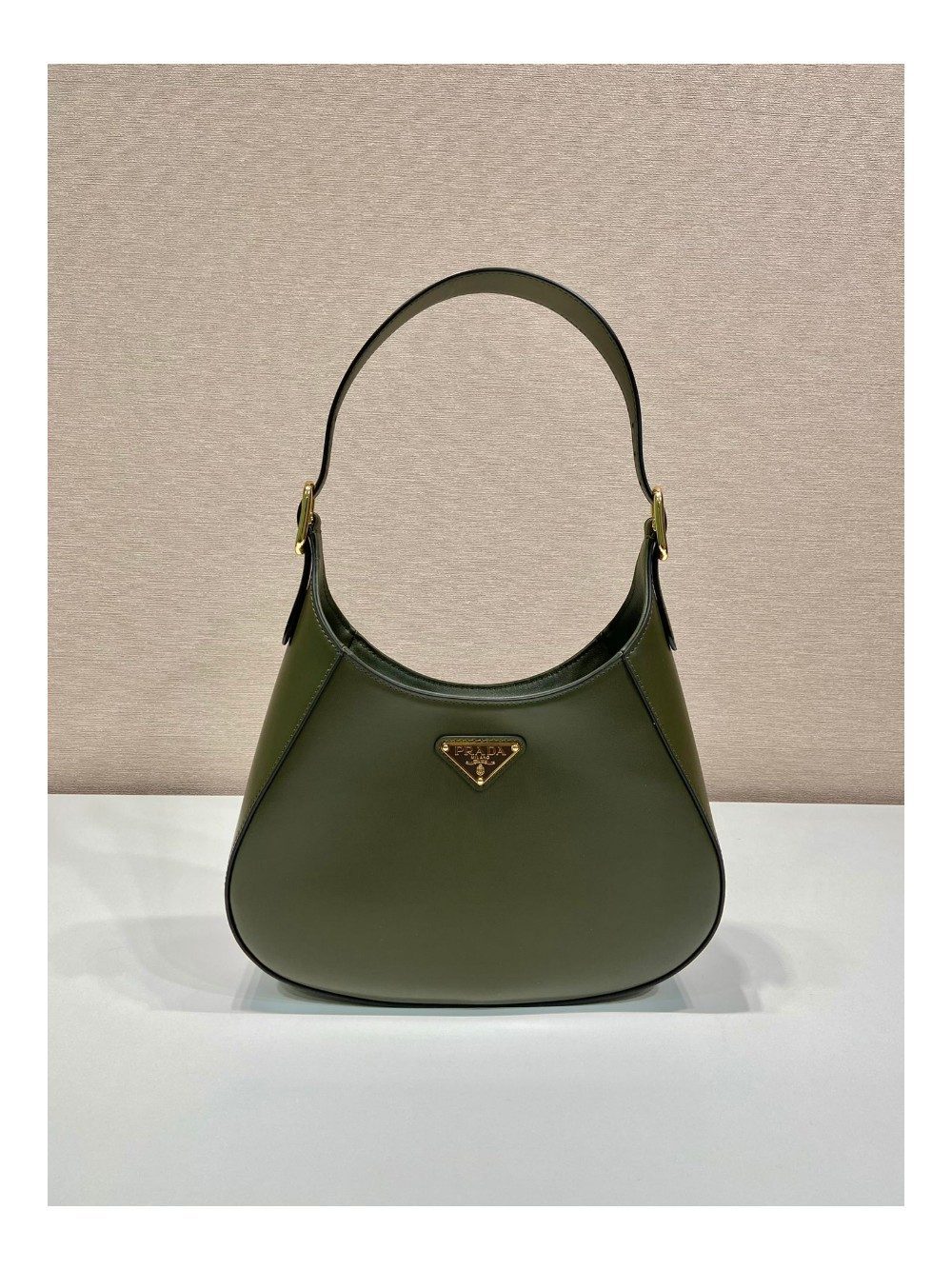 프라다 삼각로고 레더 클리오백 밀리터리그린