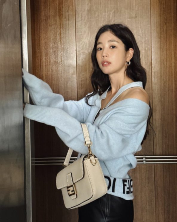 [기은세 PICK] 펜디 바게트 오버사이즈 탑스티치 카멜리아 셀러리아 백