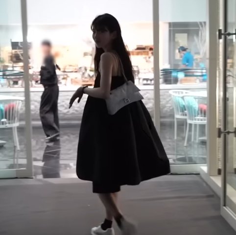 [수지 PICK] 발렌시아가 크러쉬백 XS 옵틱 화이트