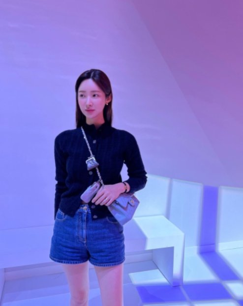 [차정원 PICK] 샤넬 클래식 미디움 플랩백 그레인드 카프스킨 & 골드 메탈 라이트 블루