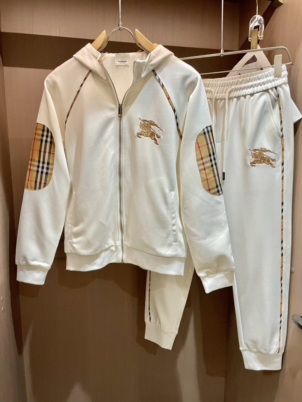 버버리 클래식 체크 트레이닝복 세트 화이트